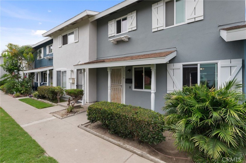Welcome to a beautifully refreshed townhome in the desirable - Beach Townhome/Townhouse for sale in Huntington Beach, California on Beachhouse.com
