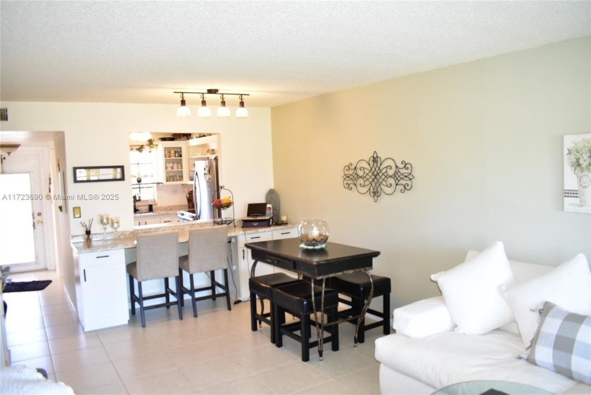 This is a very nice and well kept unit with an exceptionally - Beach Condo for sale in Sunrise, Florida on Beachhouse.com