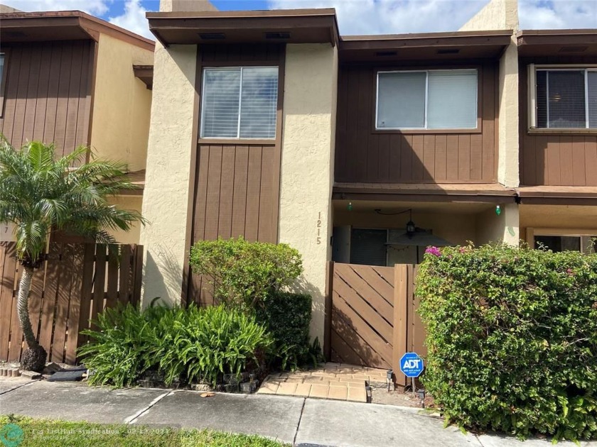 FEE SIMPLE TOWNHOME... LOW HOA AND PET FRIENDLY. This unit - Beach Townhome/Townhouse for sale in North Lauderdale, Florida on Beachhouse.com
