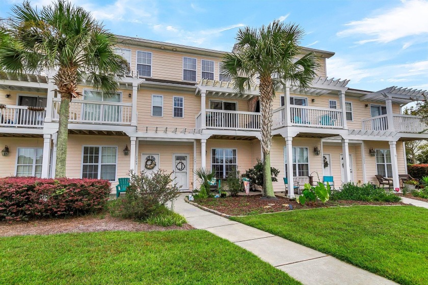 COASTAL LIVING WITH TOWNHOME EASE! This Low-Maintenance 3BR/3 - Beach Home for sale in Johns Island, South Carolina on Beachhouse.com