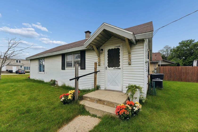 Charming opportunity in the heart of Bridgman! This 2-bedroom - Beach Home for sale in Bridgman, Michigan on Beachhouse.com