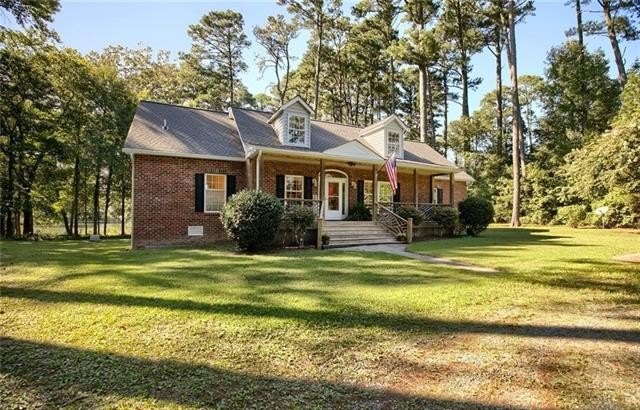 Welcome to 237 Hunleys Cove Lane on Queens Creek! This - Beach Home for sale in Cobbs Creek, Virginia on Beachhouse.com