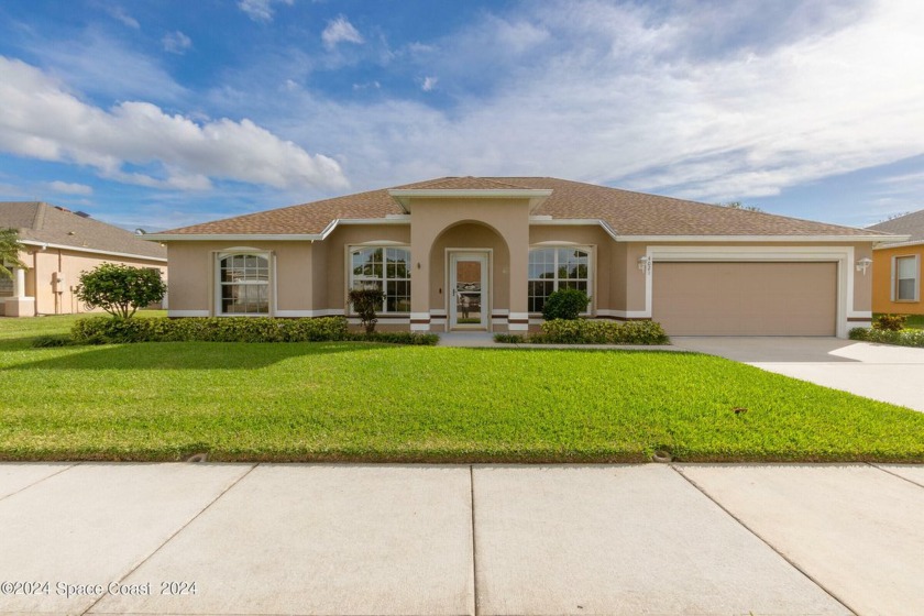 Very well kept 3 bed 2 bath home with a large lot and tropical - Beach Home for sale in Melbourne, Florida on Beachhouse.com