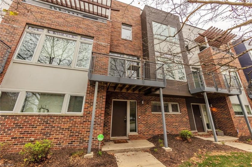 Welcome home to this beautiful and custom Battery Park townhome! - Beach Townhome/Townhouse for sale in Cleveland, Ohio on Beachhouse.com