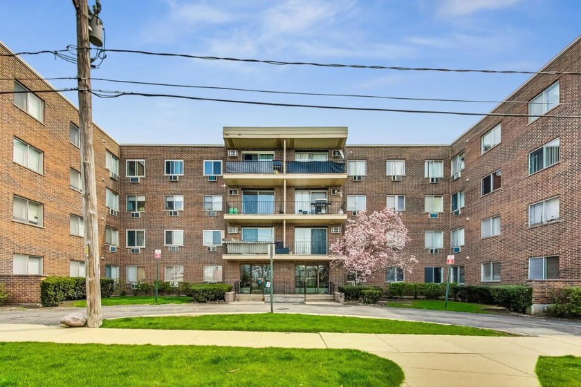 Welcome to this beautifully updated 3-bedroom, 2-bathroom condo - Beach Home for sale in Skokie, Illinois on Beachhouse.com