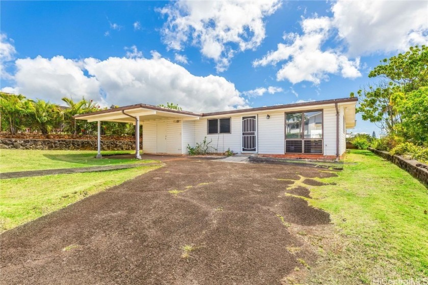 Discover your dream home in Pacific Palisades! This charming - Beach Home for sale in Pearl City, Hawaii on Beachhouse.com