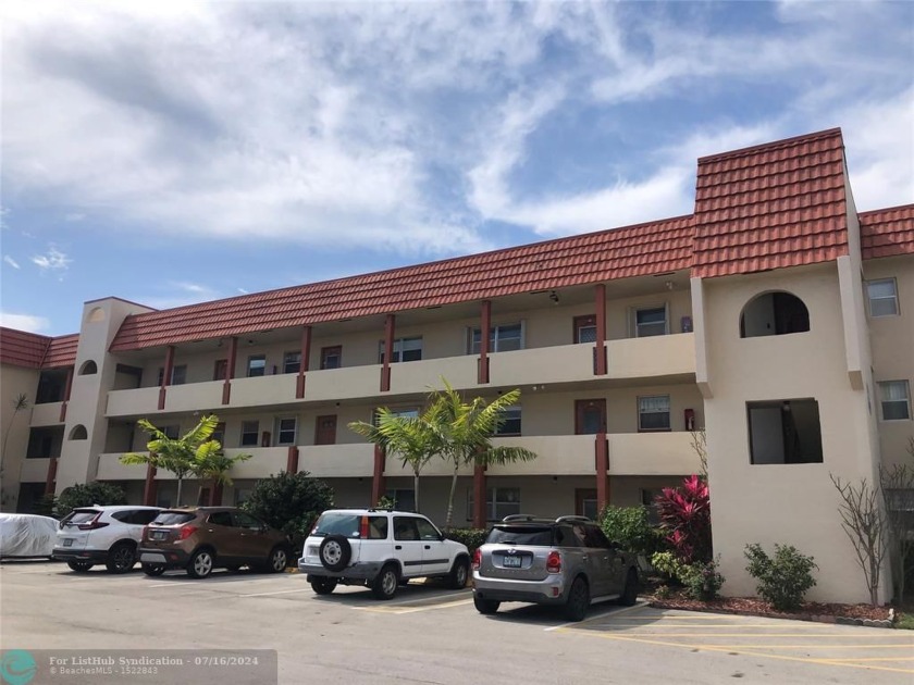 UNIT READY FOR RENOVATIONS! 2/2 CONDO HAS BEEN PAINTED, NEW - Beach Condo for sale in Sunrise, Florida on Beachhouse.com