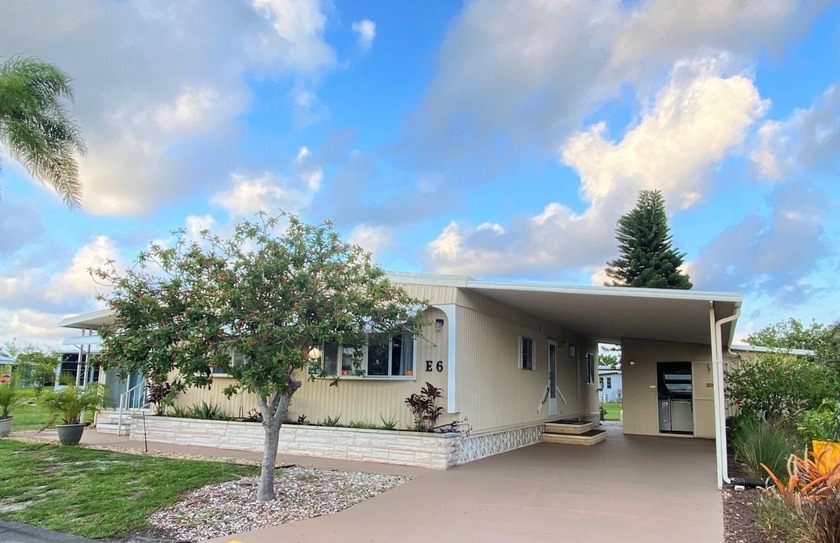 Welcome to Swan Lake Village, a desirable 55+ age-restricted - Beach Home for sale in Bradenton, Florida on Beachhouse.com