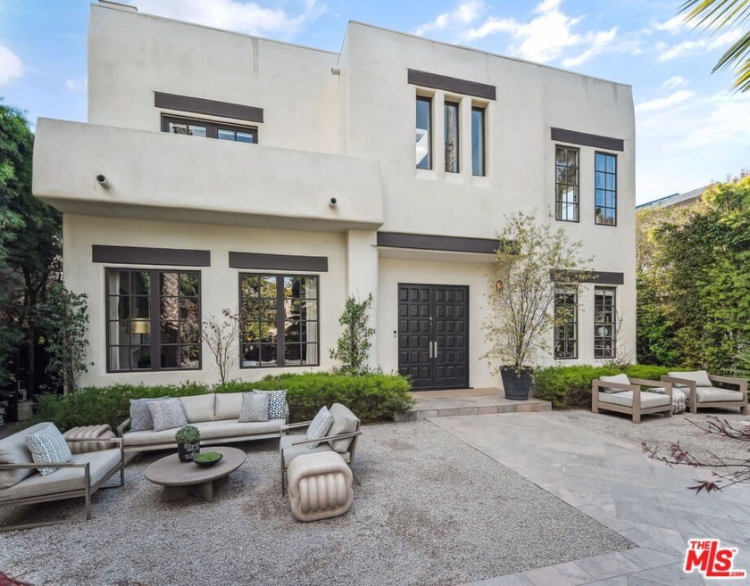 Welcome to 620 14th Street  a private oasis  just moments from - Beach Home for sale in Santa Monica, California on Beachhouse.com