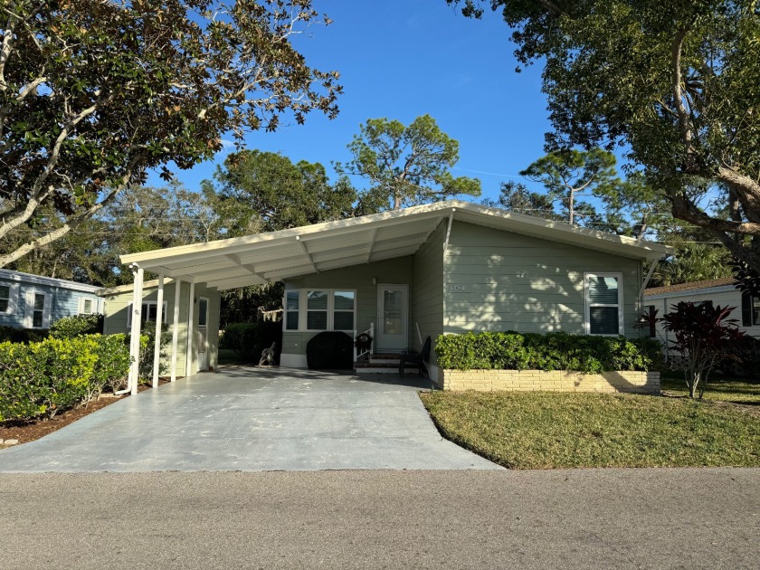 THIS HOME IS ON LEASED LAND WITH A MONTHLY LOT RENTAL FEE OF - Beach Home for sale in Sarasota, Florida on Beachhouse.com