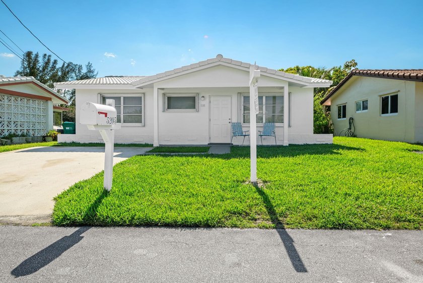 Lovely lakefront 2 bedroom/2-bathroom house. New professionally - Beach Home for sale in Tamarac, Florida on Beachhouse.com