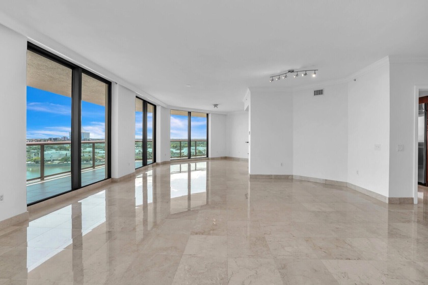 Inviting, bright 3BDR/3BTH 2,300 sf condo, featuring wonderful - Beach Condo for sale in Palm Beach Gardens, Florida on Beachhouse.com