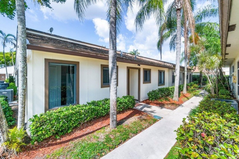 Light and bright 2/2 townhouse located in desirable school - Beach Townhome/Townhouse for sale in Wellington, Florida on Beachhouse.com