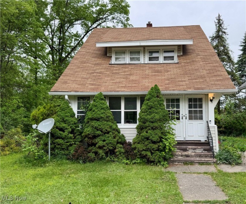 Welcome to your next renovation project! Nestled on a tranquil - Beach Home for sale in Ashtabula, Ohio on Beachhouse.com
