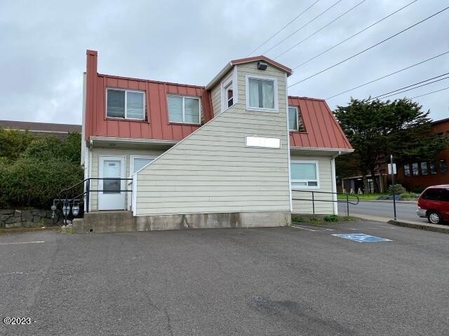 Commercial Building with ocean views. Located in a high traffic - Beach Commercial for sale in Newport, Oregon on Beachhouse.com