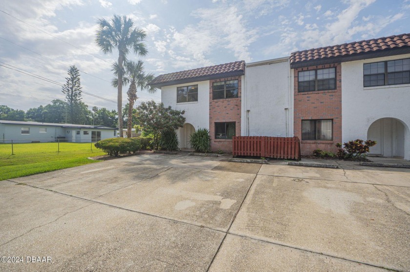 PRICED TO SELL! Move In Ready updated modern townhouse-style - Beach Condo for sale in Daytona Beach, Florida on Beachhouse.com