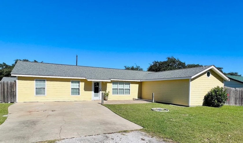 Big corner lot! This 1926 sq. ft. home has 3 bedrooms, 2 baths - Beach Home for sale in Rockport, Texas on Beachhouse.com