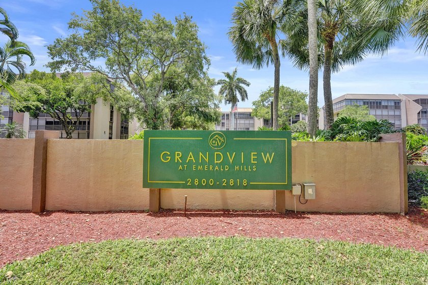 Beautifully semi-updated 2BR/2.5BA residence in the highly - Beach Condo for sale in Hollywood, Florida on Beachhouse.com