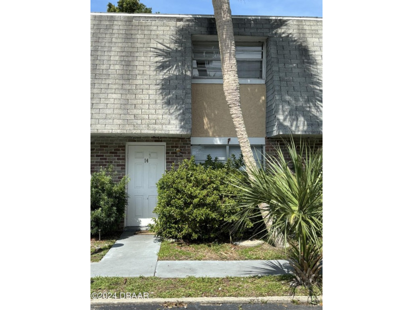 Up for sale is a 2 bedroom/1.5 bath townhouse located in South - Beach Townhome/Townhouse for sale in South Daytona, Florida on Beachhouse.com