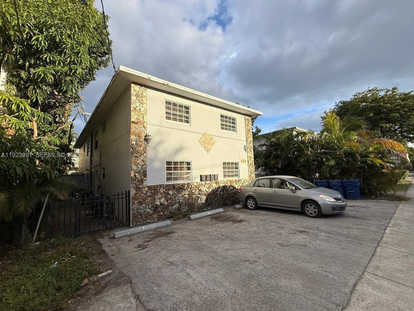 Excellent income and investment opportunity in a highly - Beach Townhome/Townhouse for sale in Miami, Florida on Beachhouse.com