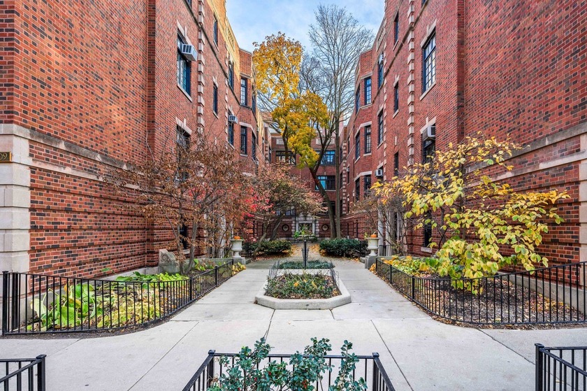 Set within a classic vintage courtyard building in the heart of - Beach Condo for sale in Chicago, Illinois on Beachhouse.com