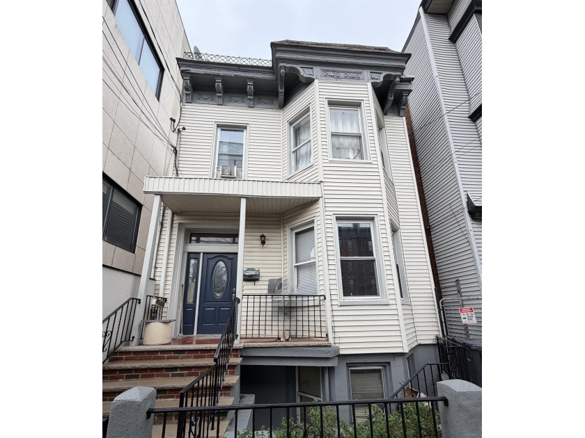 Prime Location! Only 4 minutes away from the Lincoln Tunnel - Beach Home for sale in Weehawken, New Jersey on Beachhouse.com