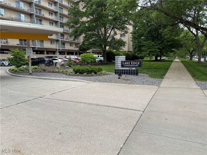 * Welcome to your ideal city retreat! *This studio end unit is - Beach Condo for sale in Cleveland, Ohio on Beachhouse.com