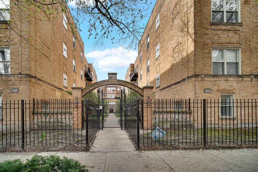 Don't miss this charming 2 bedroom, 2 bath condo in Rogers Park - Beach Condo for sale in Chicago, Illinois on Beachhouse.com