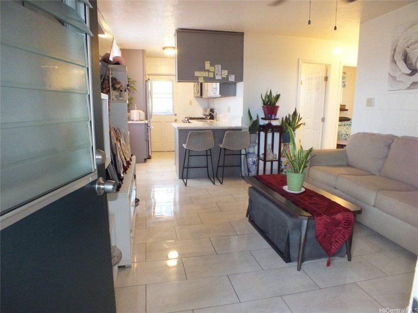 END UNIT ON 2ND FLOOR * WELL MAINTAIN APT UNIT * RENOVATED 2019 - Beach Condo for sale in Honolulu, Hawaii on Beachhouse.com