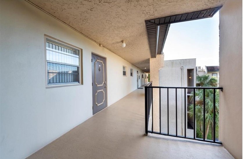 CHARMING CONDOMINIUM ON THE TOP FLOOR!! 1 BEDROOM 1 BATH!! IN - Beach Condo for sale in Davie, Florida on Beachhouse.com