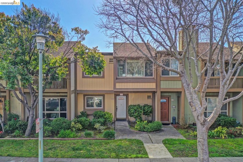 Modern updates meet an unbeatable location! Enjoy Island Living - Beach Townhome/Townhouse for sale in Alameda, California on Beachhouse.com
