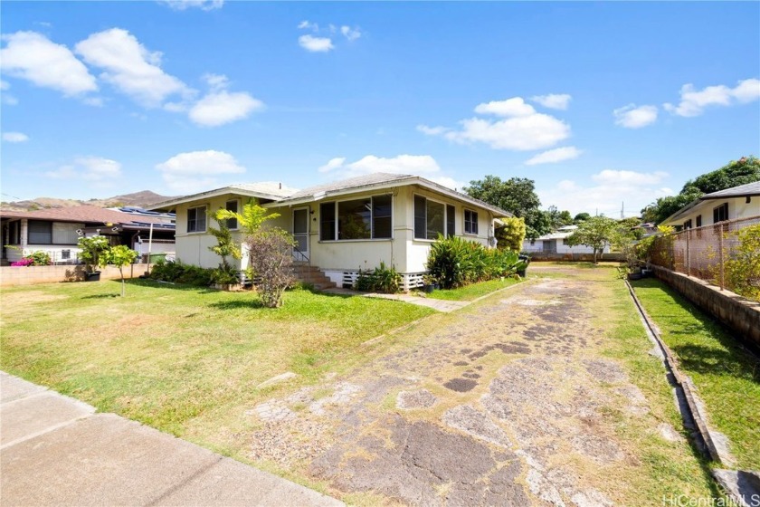 Unlock the possibilities with this 3-bedroom, 1.5-bath - Beach Home for sale in Kailua, Hawaii on Beachhouse.com