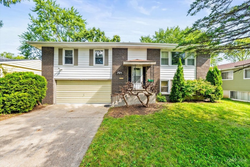 Beautiful Raised ranch, featuring 4 Bedrooms, 2 full bathrooms - Beach Home for sale in Waukegan, Illinois on Beachhouse.com