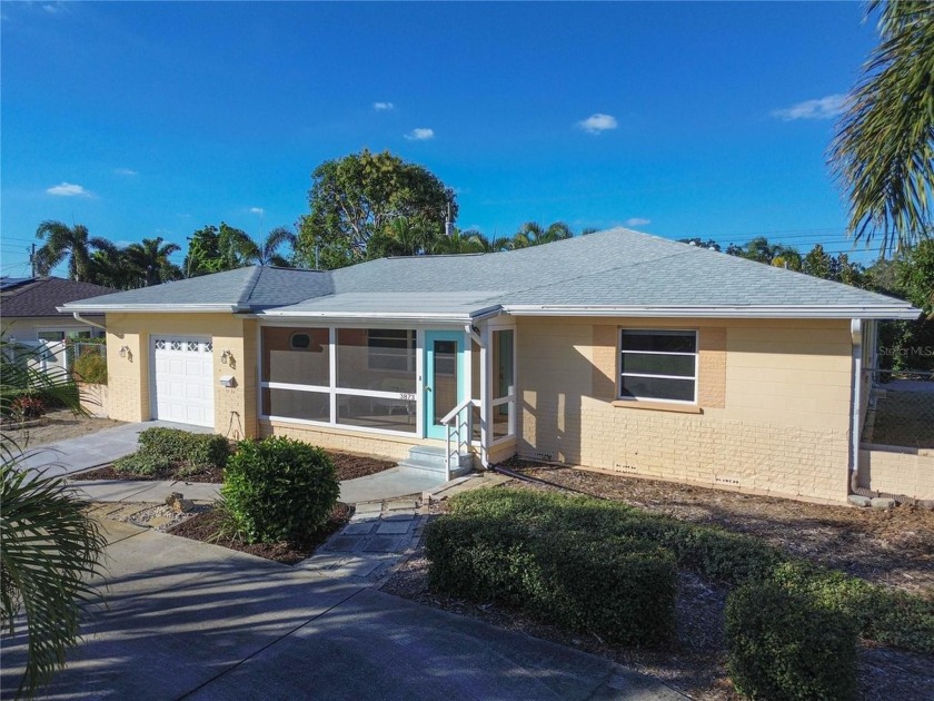 HIGH & DRY... BEAUTIFULLY UPDATED... TRUE FLORIDA LIVING - Beach Home for sale in St. Petersburg, Florida on Beachhouse.com