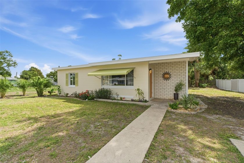 Charming and well-maintained 2-bedroom, 1-bath home built in - Beach Home for sale in Port Charlotte, Florida on Beachhouse.com