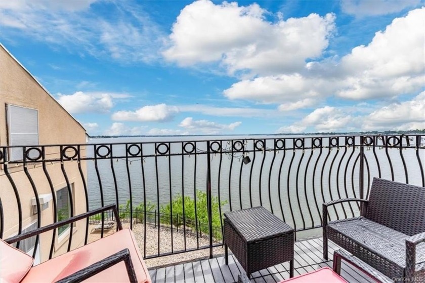 Waterfront Gated Condominium Complex , Outlook Point Estates - Beach Condo for sale in Bronx, New York on Beachhouse.com