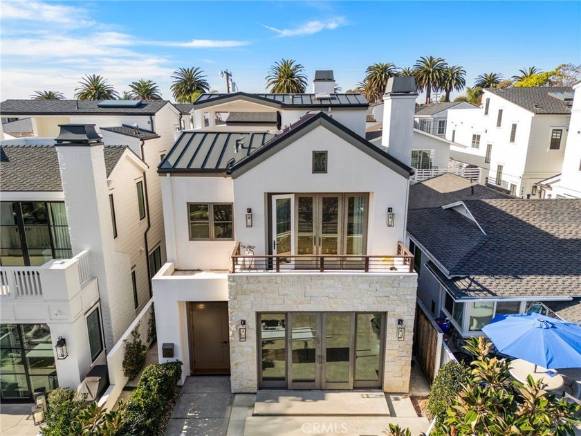 Located in the heart of the coveted Flower Streets of Corona del - Beach Condo for sale in Corona Del Mar, California on Beachhouse.com