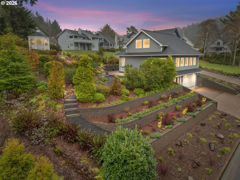 This beautifully appointed home is truly exceptional, offering - Beach Home for sale in Yachats, Oregon on Beachhouse.com