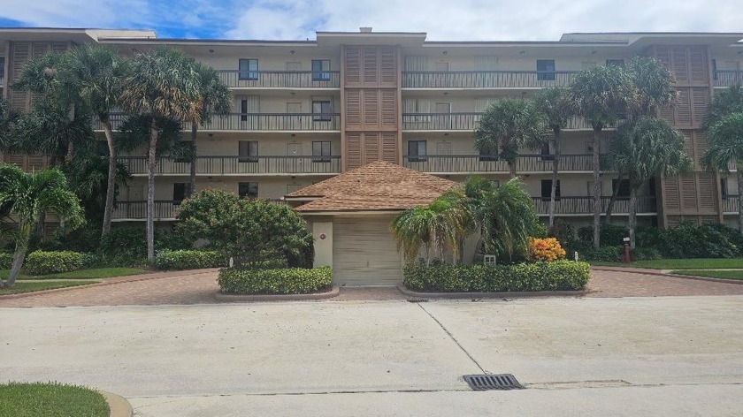 Stunning 2 Bedroom, 2 Bath Marina-View Condo with Resort - Beach Condo for sale in Jupiter, Florida on Beachhouse.com