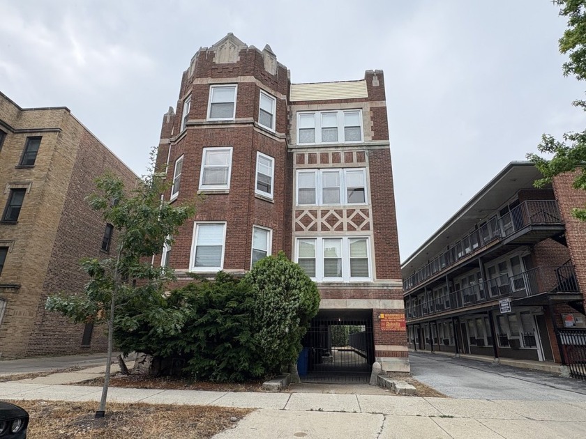 Great opportunity to own a condo on the 3rd floor. Easily unwind - Beach Condo for sale in Chicago, Illinois on Beachhouse.com