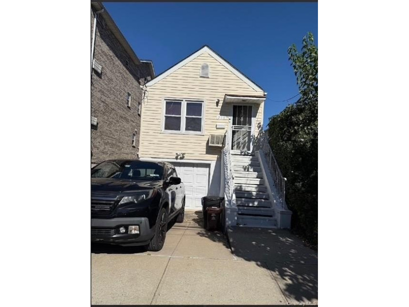 Welcome to this cozy and well-maintained 1-bedroom, 1.5-bathroom - Beach Home for sale in Bronx, New York on Beachhouse.com