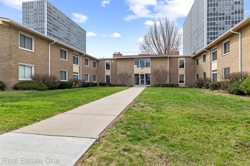 In the heart of Historic Lafayette Park! Spacious first-floor - Beach Home for sale in Detroit, Michigan on Beachhouse.com