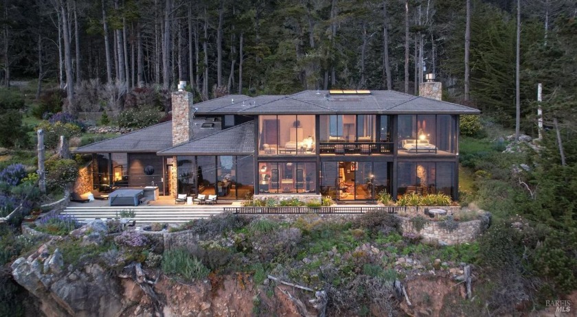 Spectacular. This ocean front estate is awe inspiring. On over - Beach Home for sale in Jenner, California on Beachhouse.com