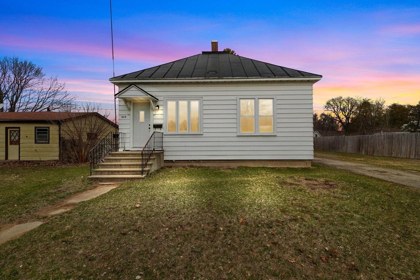 Charming, fully remodeled 2 bedroom, 1 large bath and first fl - Beach Home for sale in Oconto, Wisconsin on Beachhouse.com