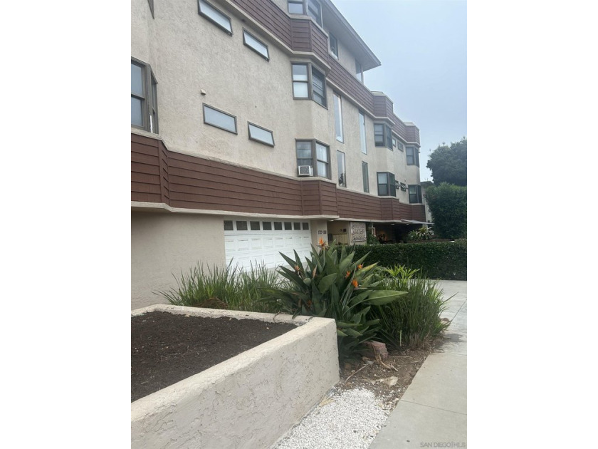 Welcoming secured beach Condo. Master bedroom has full bath and - Beach Home for sale in Imperial Beach, California on Beachhouse.com