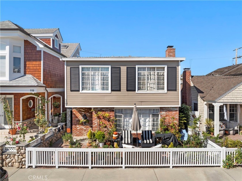 Newly listed at 121 Topaz, this charming duplex on Balboa Island - Beach Townhome/Townhouse for sale in Newport Beach, California on Beachhouse.com