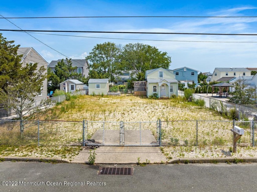 Great oversized lot just 2 1/2 blocks from the beach and a short - Beach Lot for sale in Ship Bottom, New Jersey on Beachhouse.com