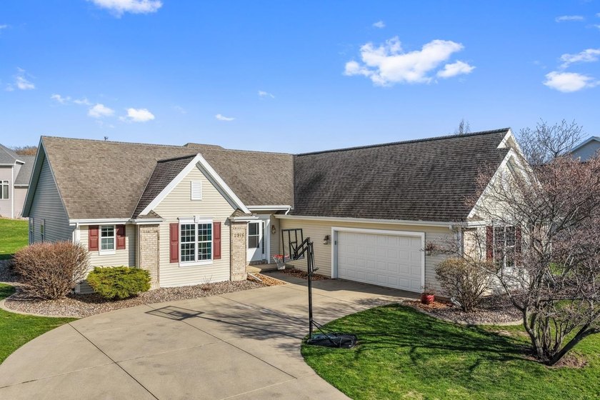 Welcome home! Bay breezes, Red Smith Schools & multiple parks - Beach Home for sale in Green Bay, Wisconsin on Beachhouse.com