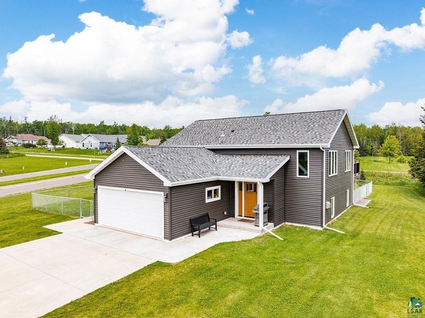 Incredible 4 bedroom 3 bath home, built in 2021. Large corner - Beach Home for sale in Two Harbors, Minnesota on Beachhouse.com