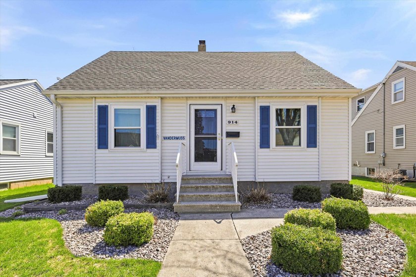 Lovingly cared for and updated, well maintained home shows shows - Beach Home for sale in Green Bay, Wisconsin on Beachhouse.com